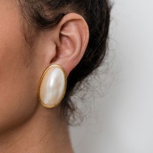 Chic Pearl Earrings.